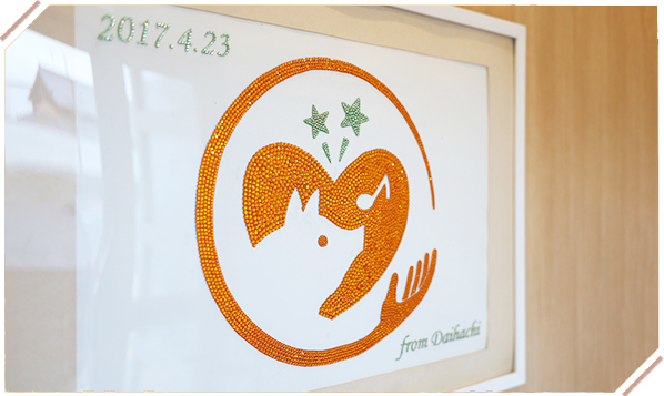 キラキラのロゴマークがお出迎え致します。